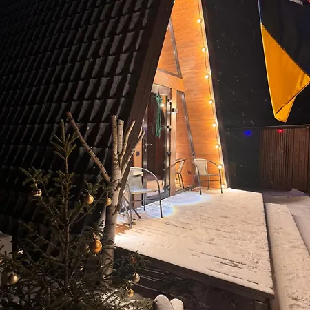 A-frame-hub з форелевою риболовлею * Slavske