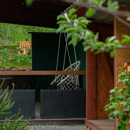 A-frame-hub з форелевою риболовлею *